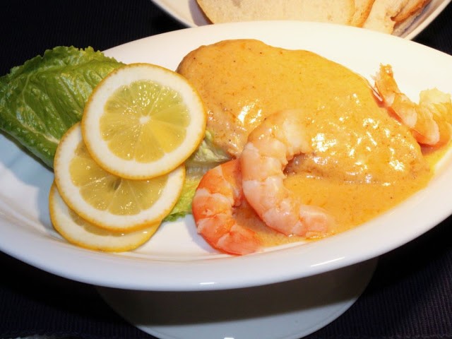 Bife de frango com molho de camarão