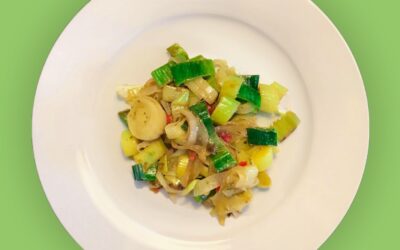 Salteado de alho francês e pimentos